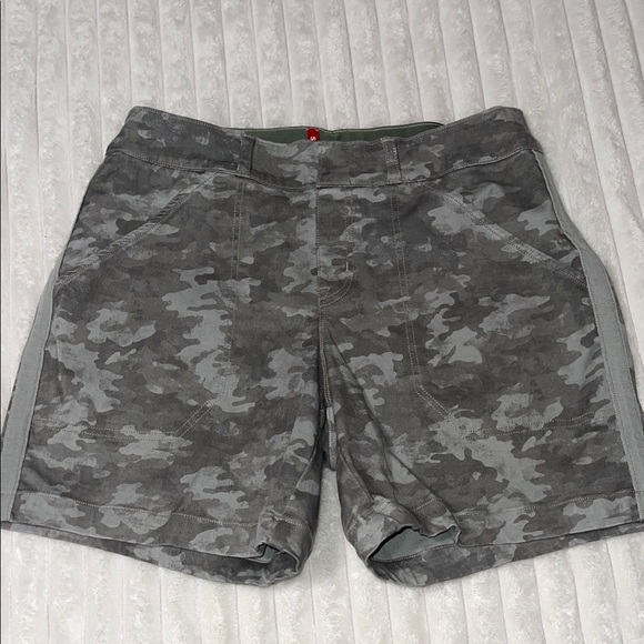 SPANX Pants - SPANX Camouflage Stretch Twill Shorts | Size Medium